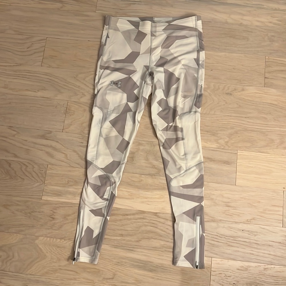 Mens Under Armour Running Heat Gear Leggings- zipper on ankles for easy wear.